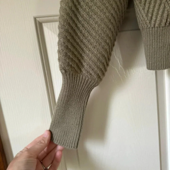 Truth by Republic V-Neck Cropped Balloon Sleeve Textured Sweater Women’s size XS - Picture 5 of 10